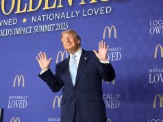 特朗普是麦当劳“历史上最忠诚的顾客”之一,提出鱼柳堡建议 Trump smiles and waves at a McDonald's summit