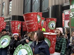 星巴克工人联合在纽约举行集会,第三周罢工继续。 星巴克工人联合在纽约举行集会,第三周罢工继续。