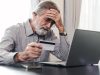 美国老年人过去一年因金融欺诈而损失高达815亿美元,FTC报告称 Elderly man stresses over credit card