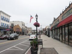 小企业报告每月价格大幅增长,通货膨胀压力不断上升 Small business storefronts along Main Street