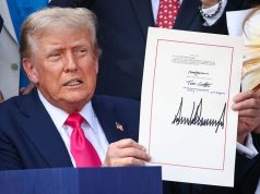 迈克尔和苏珊•戴尔向“特朗普账户”捐赠62.5亿美元 U.S. President Donald Trump signs the One, Big Beautiful Bill Act into law on the South Lawn of the White House on July 04, 2025.