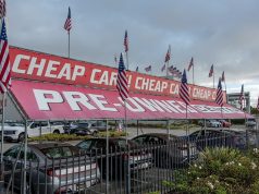 贴价冲击推动购物者退出新车市场,经济承受能力危机加剧 Used cars at a dealership in Albany, California.